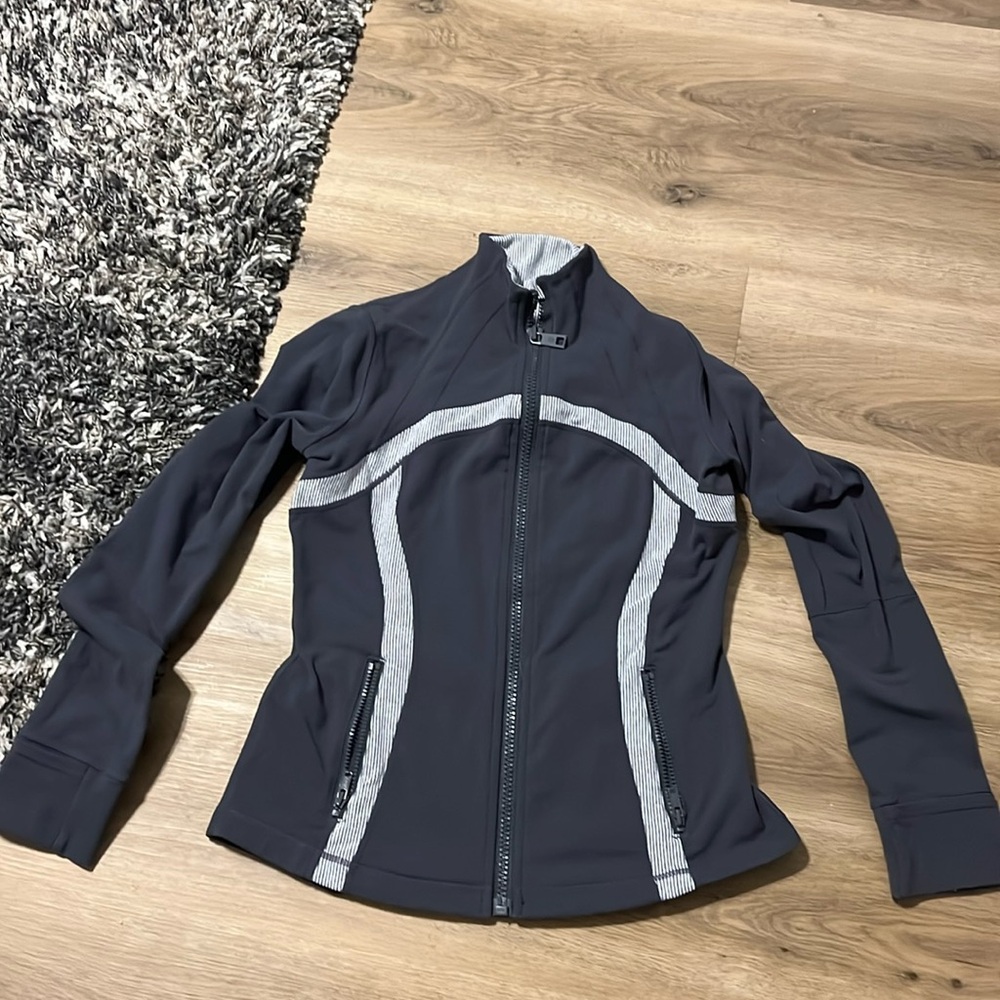 Lululemon define jacket size 10 FLAWED